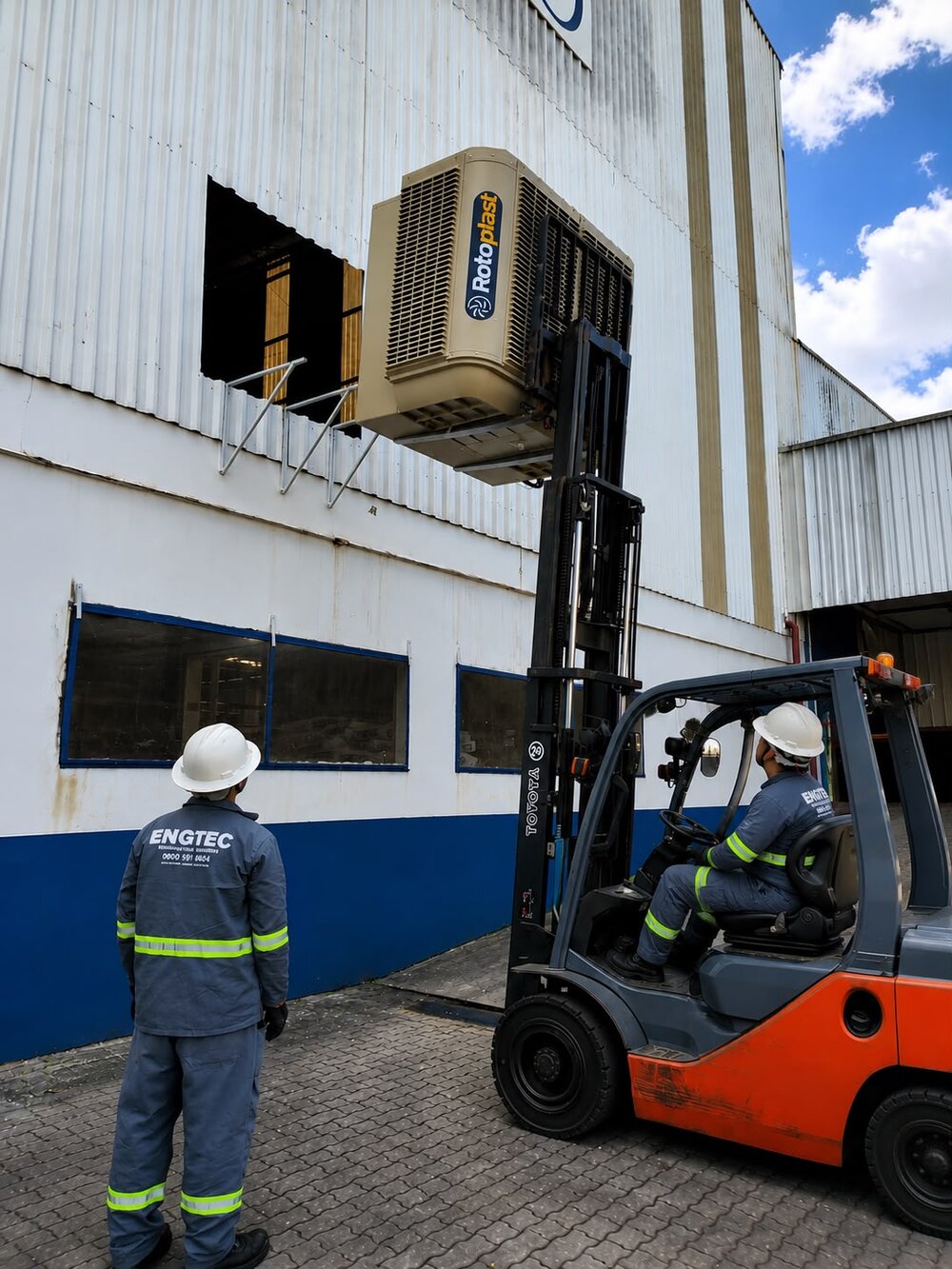 Içamento de climatizador evaporativo com empilhadeira